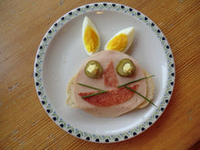 Lade das Bild in den Galerie-Viewer, KR_Hasenbrot zur Osterjause