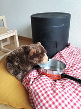 Lade das Bild in den Galerie-Viewer, Bär bekam Znüni, vor Ofen - Kopie