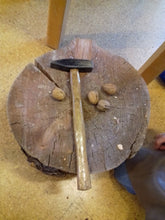 Lade das Bild in den Galerie-Viewer, Shopbild Ruth_Nüsse hämmern