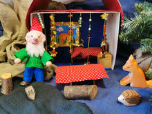 Lade das Bild in den Galerie-Viewer, Zwerg vor kartonhaus