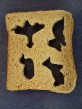 Lade das Bild in den Galerie-Viewer, Loch in Toast