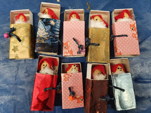 Lade das Bild in den Galerie-Viewer, NvA Annelies Vessaz Wichtel schlafen