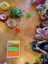 Lade das Bild in den Galerie-Viewer, 2 Futter für die Tiere 1