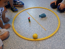 Lade das Bild in den Galerie-Viewer, R3, S. 7 Zu wem rollt die Kugel - kl. Wa