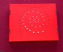 Lade das Bild in den Galerie-Viewer, Perlen auf roter  - Kopie