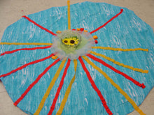 Lade das Bild in den Galerie-Viewer, KarinR_Kreppapierröllchenoffen