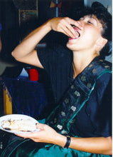 Lade das Bild in den Galerie-Viewer, Essen von Hand