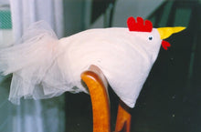 Lade das Bild in den Galerie-Viewer, Huhn auf Stuhl