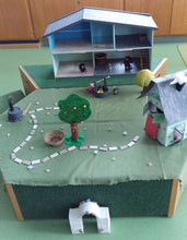 Lade das Bild in den Galerie-Viewer, AW_Kleine Welt

