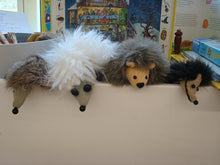 Lade das Bild in den Galerie-Viewer, HAndpuppenigel
